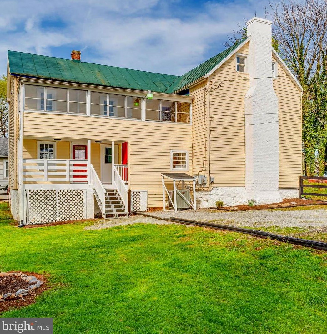 313 W North St, Charles Town, WV 25414