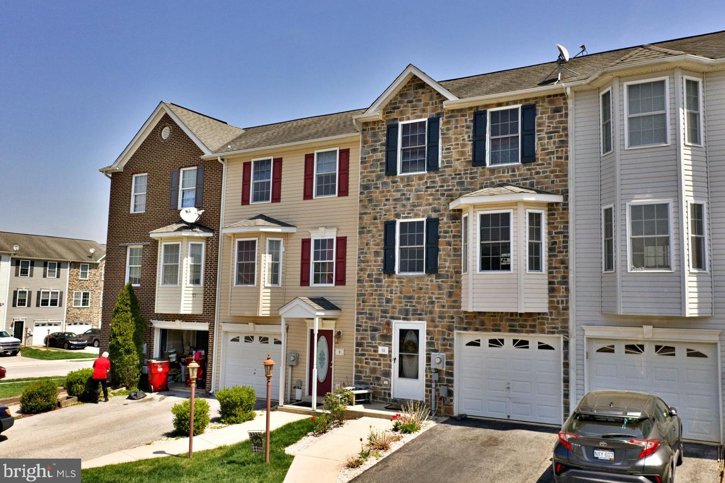 13 Fuzzy Tail Dr, Ranson, WV 25438-4877