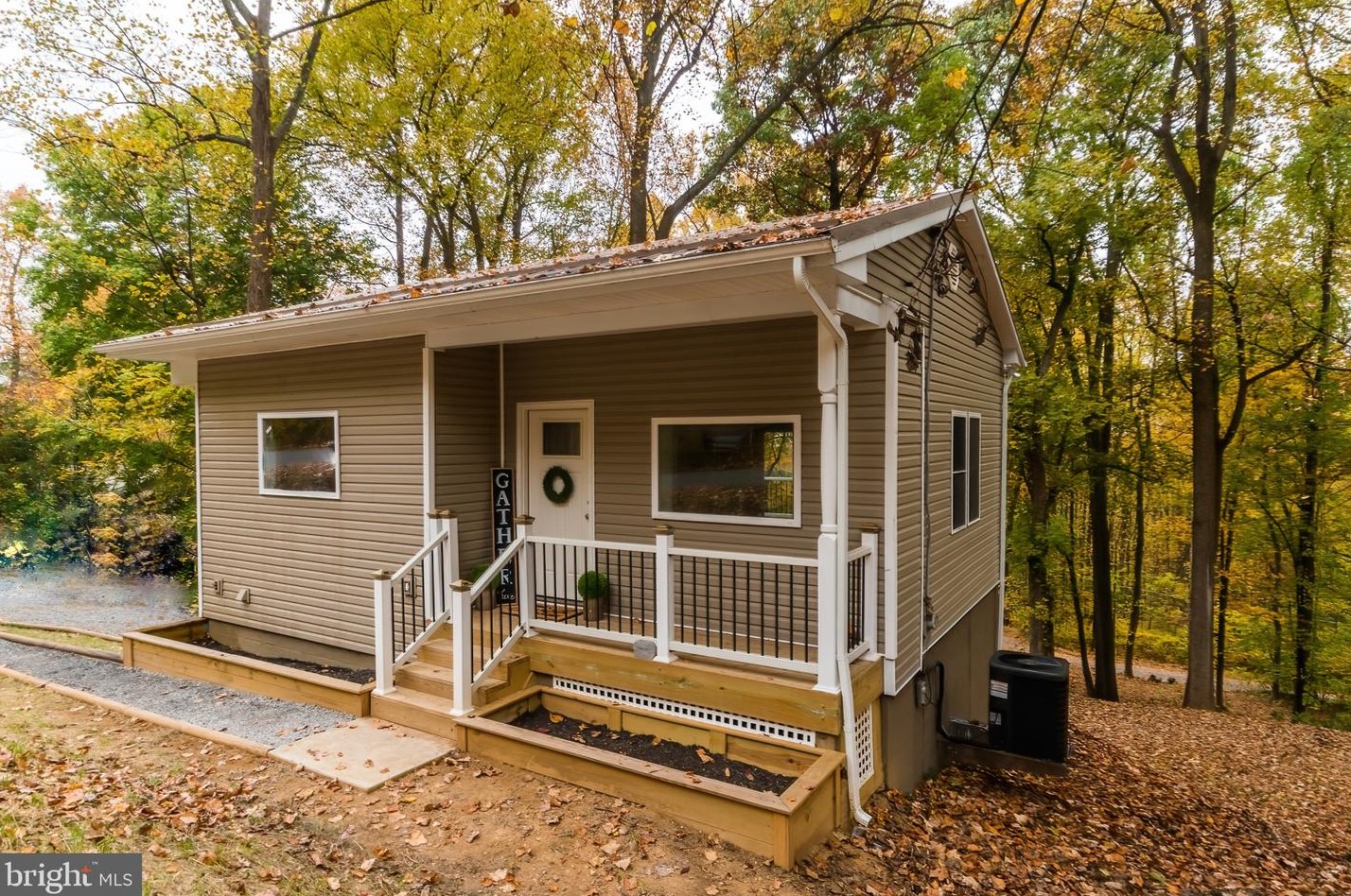 1046 Shenandoah River Dr, Harpers Ferry, WV 25425