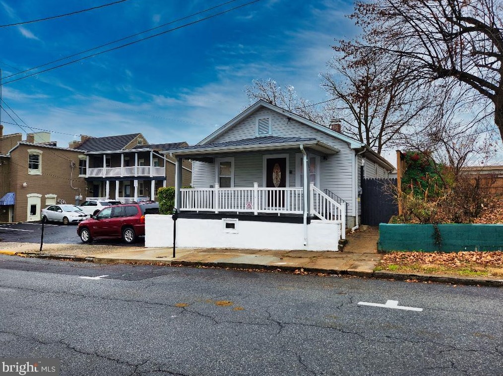 110 N Lawrence St, Charles Town, WV 25414