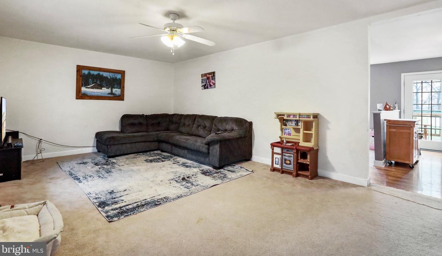 1273 Johnnycake Ln, Harpers Ferry, WV 25425