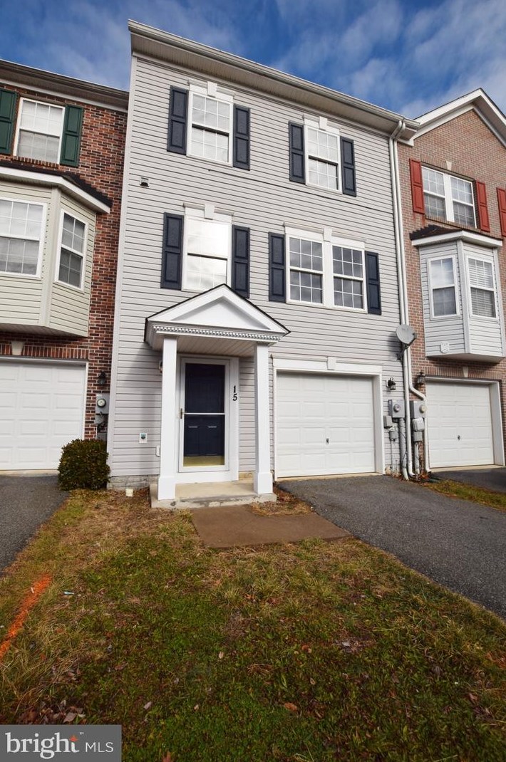 15 Bruce Dr, Charles Town, WV 25414