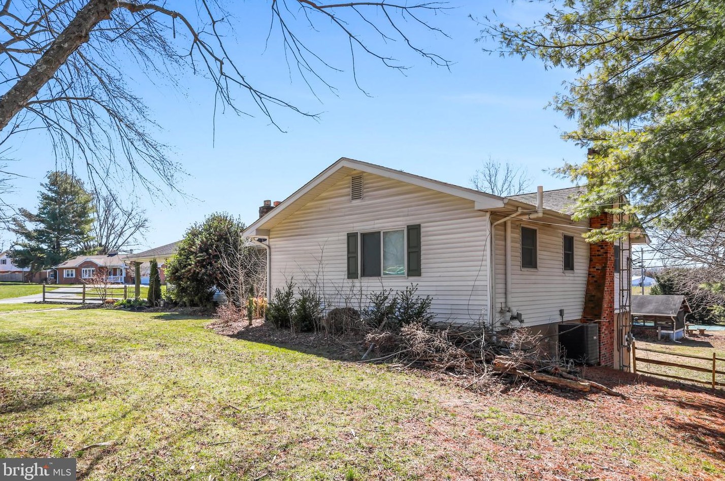 224 Old Leetown Pike, Martinsburg WV 25430-5561 exterior