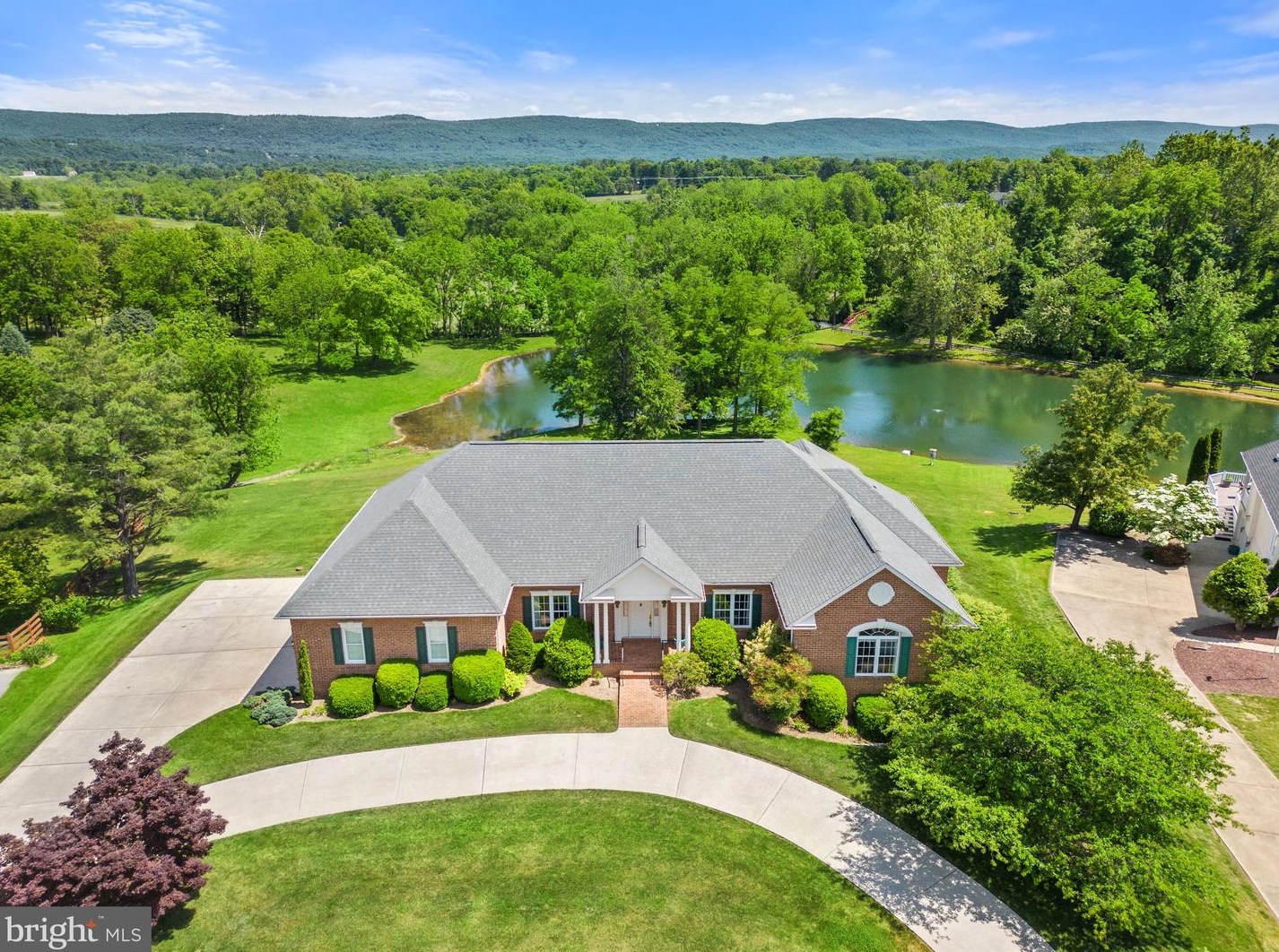 250 Eastland Dr, Charles Town, WV 25414