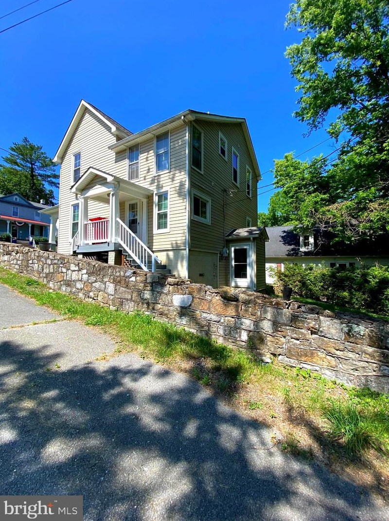 521 W Washington St, Charles Town, WV 25414