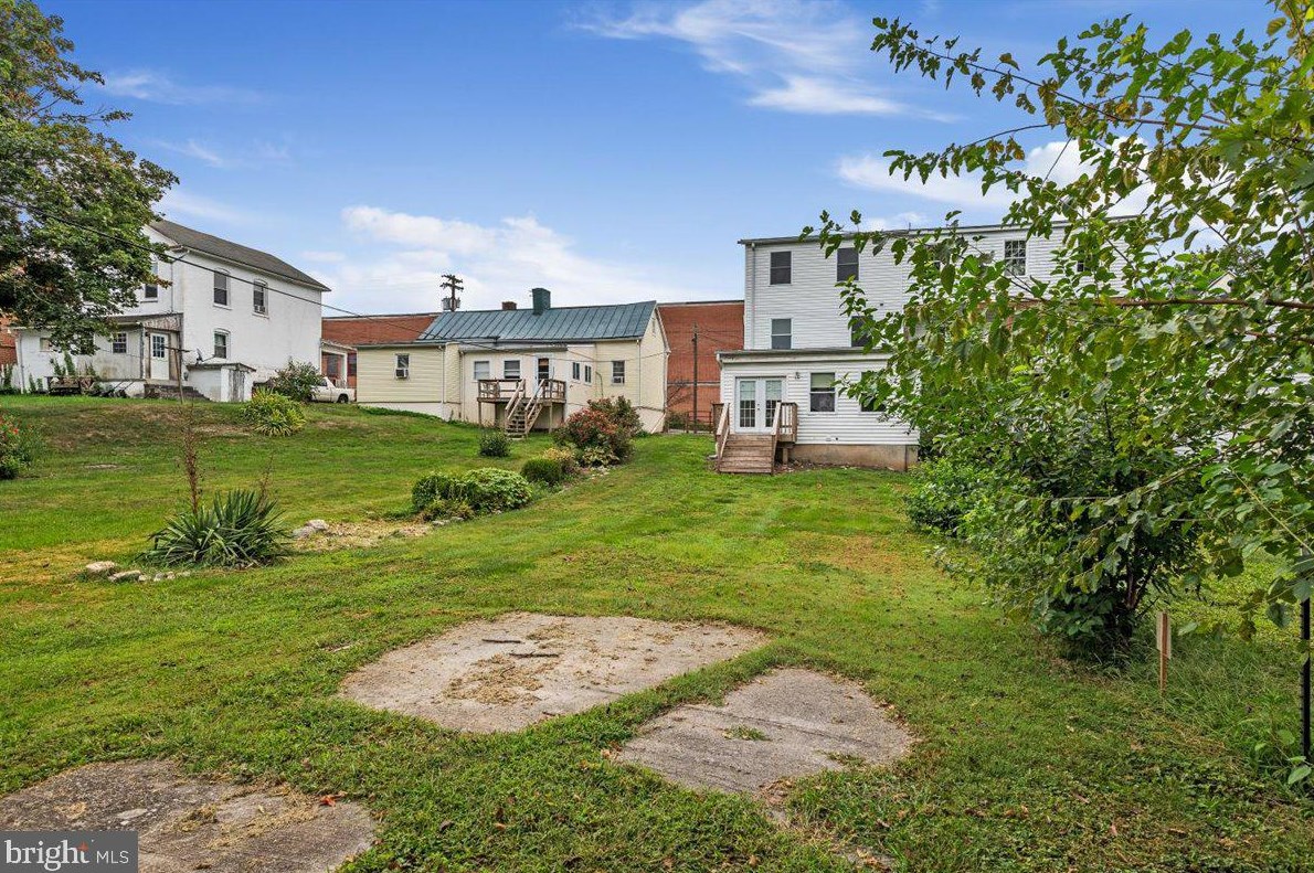 414 W Washington St, Charles Town, WV 25414