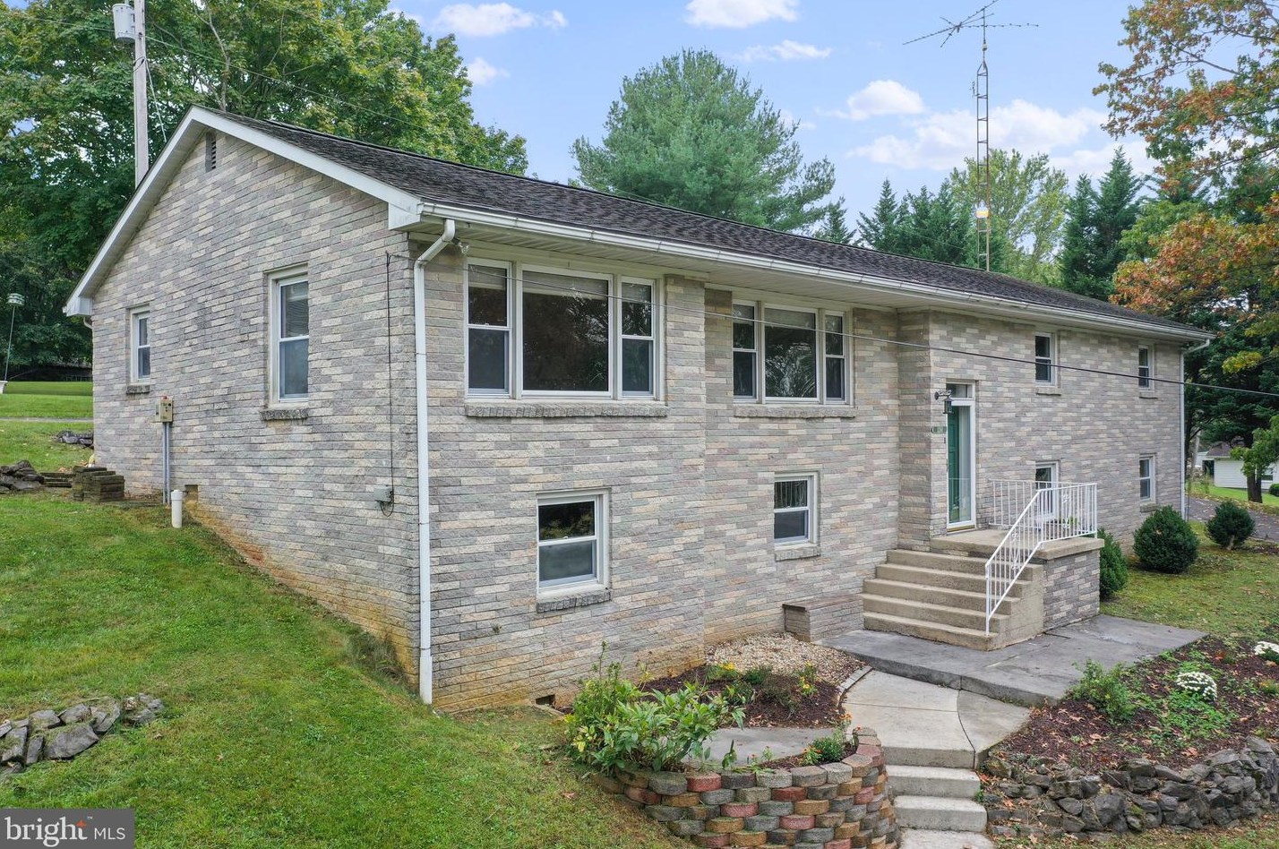 12168 Leetown Rd, Martinsburg, WV 25430-3812