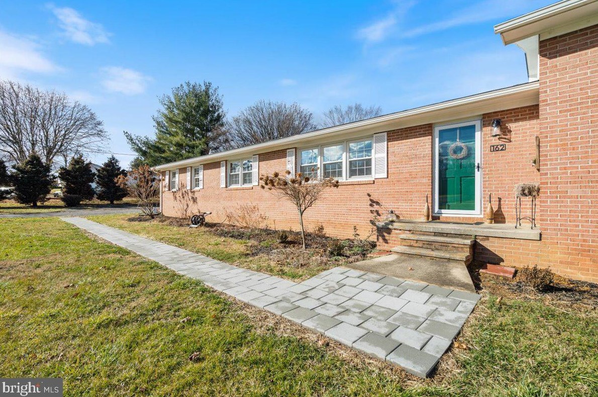 162 Buckingham Ln, Charles Town, WV 25414