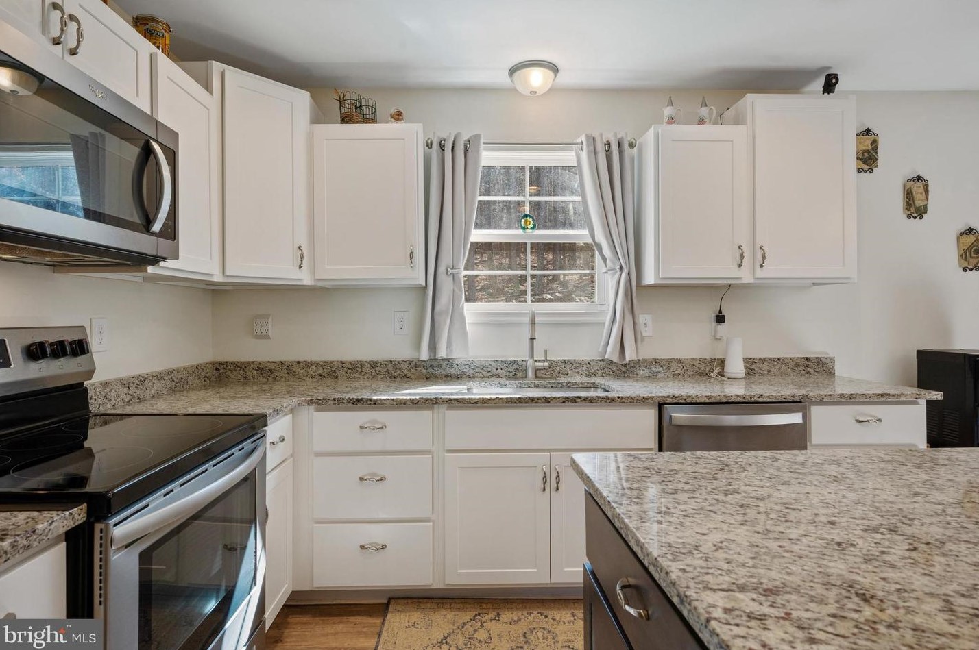 960 Rolling Ln, Harpers Ferry WV 25425-4550 exterior