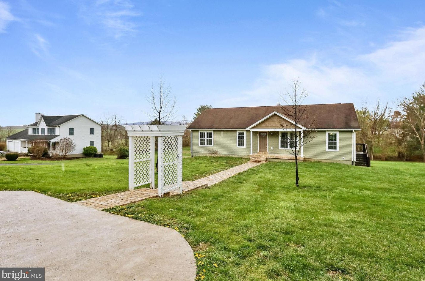 54 Hickorywood Ct, Harpers Ferry, WV 25425