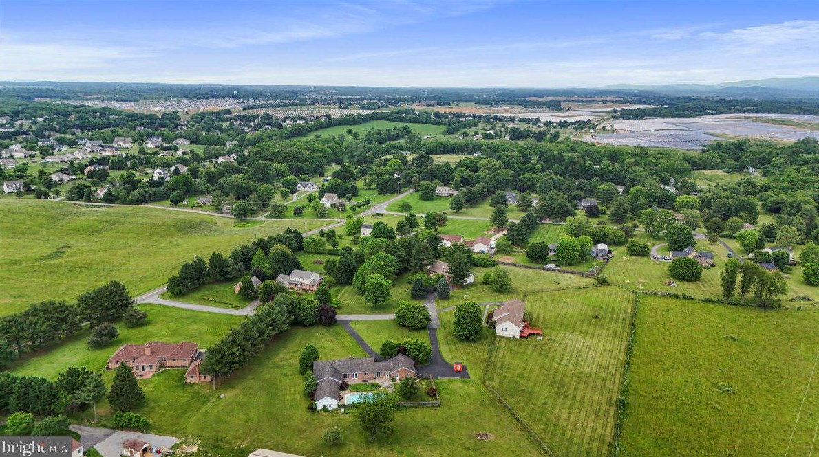 76 Windsor Dr, Charles Town WV 25414-2560 exterior