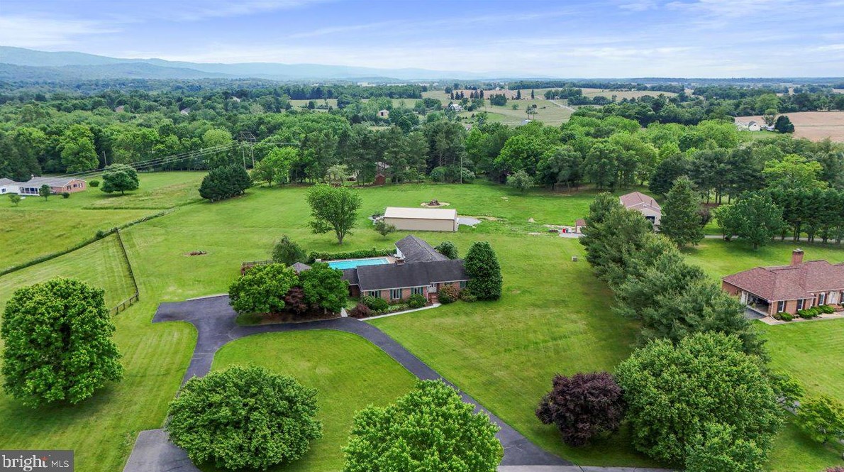 76 Windsor Dr, Charles Town WV 25414-2560 exterior