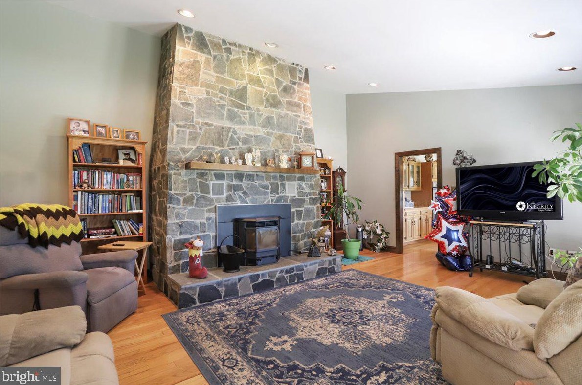 76 Windsor Dr, Charles Town WV 25414-2560 exterior