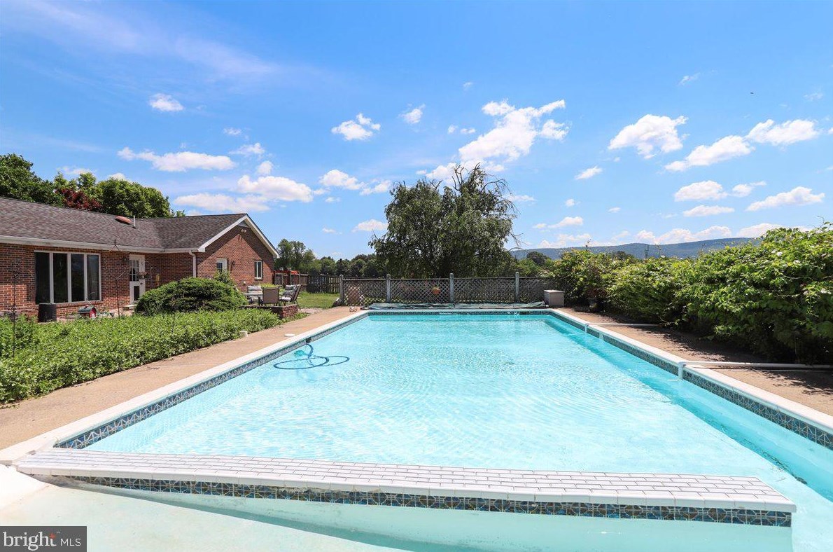 76 Windsor Dr, Charles Town WV 25414-2560 exterior