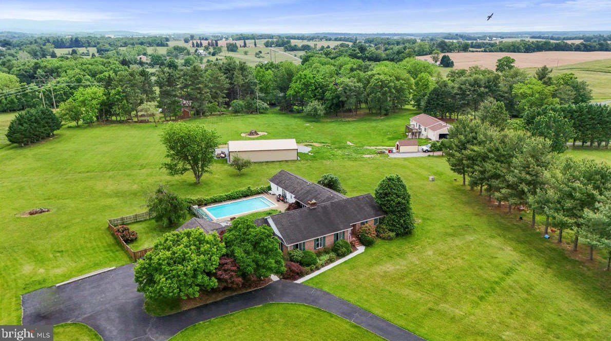 76 Windsor Dr, Charles Town WV 25414-2560 exterior