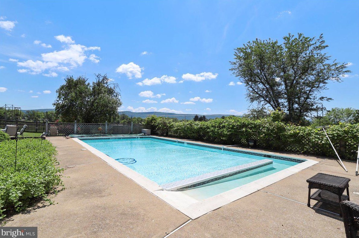 76 Windsor Dr, Charles Town WV 25414-2560 exterior