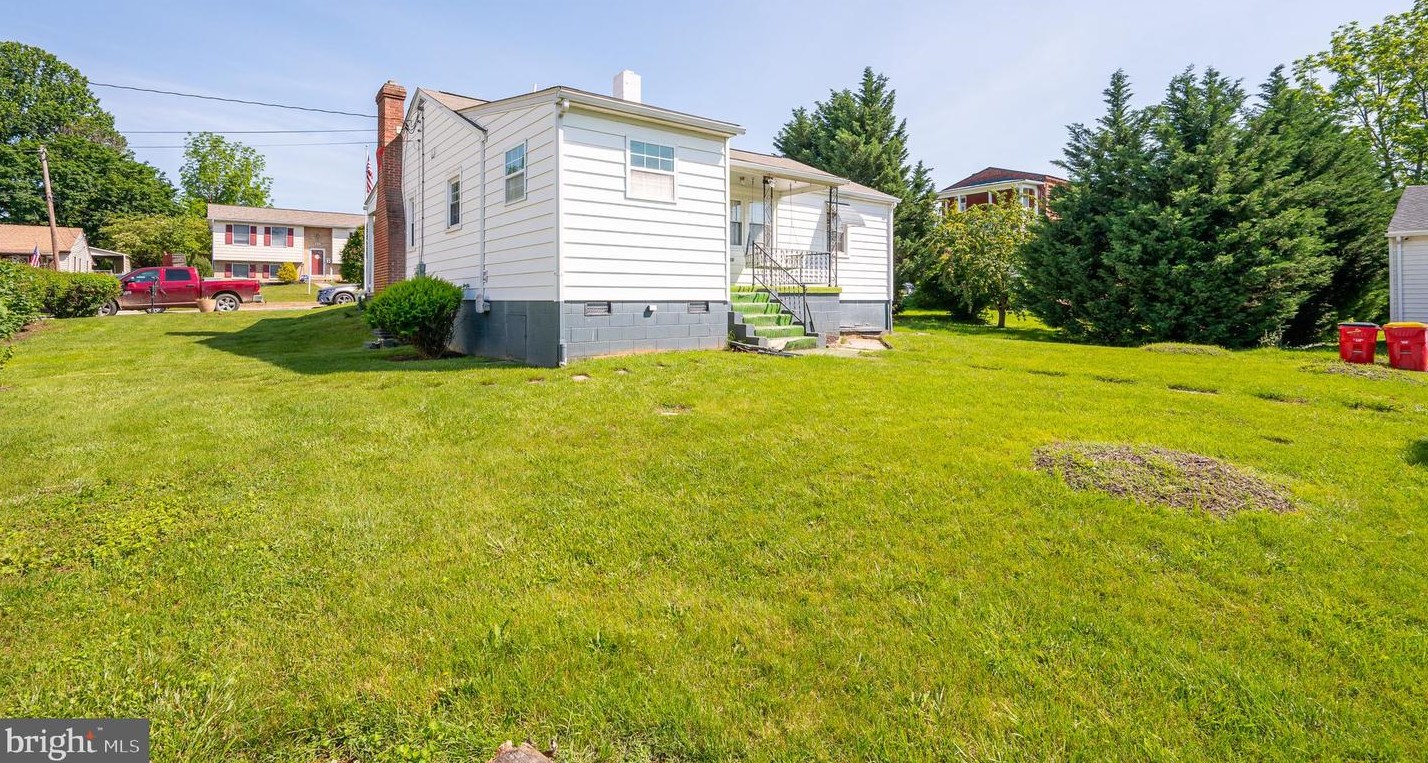 107 6 Ave, Ranson WV 25438-1402 exterior