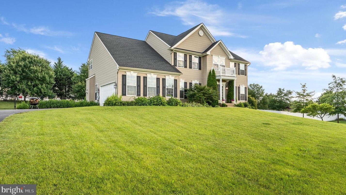562 Spruce Hl Way, Charles Town WV  25414-4482 exterior