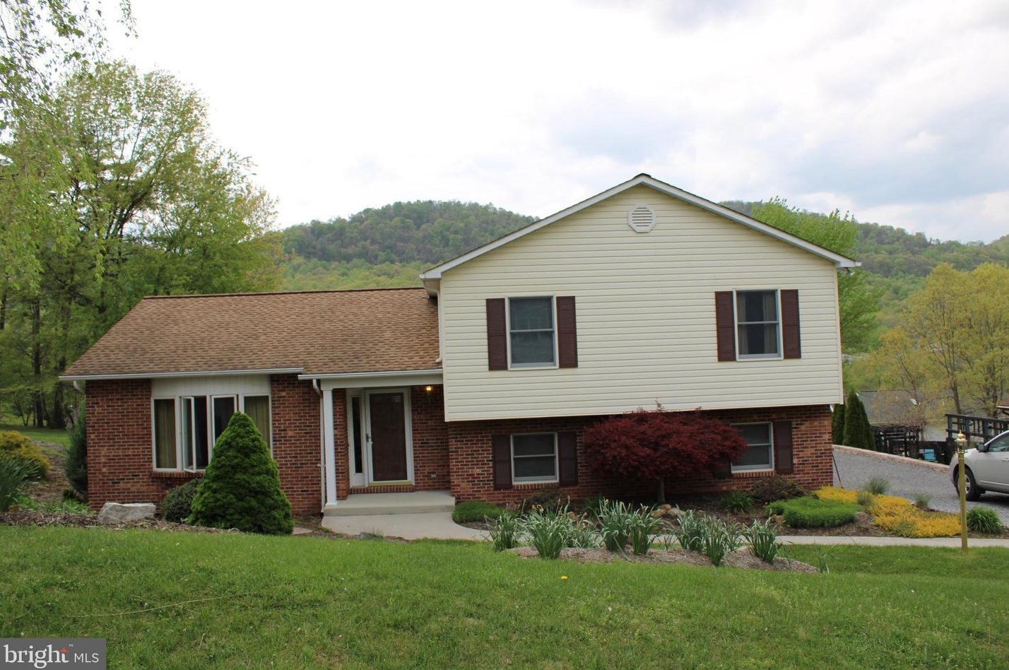 64 Maple Leaf St, Ridgeley, WV 26753