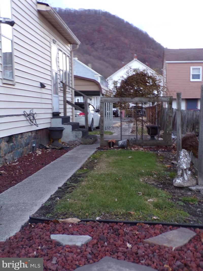 36 E St, Medley, WV 26726-2432