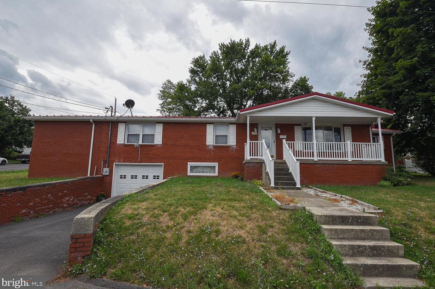 205 Southern Dr, Medley, WV 26726-2025