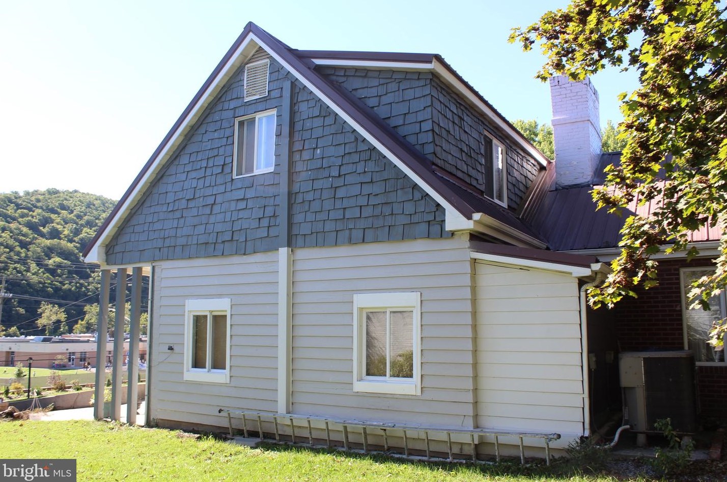 521 Reynolds Ter, Medley, WV 26726-2812