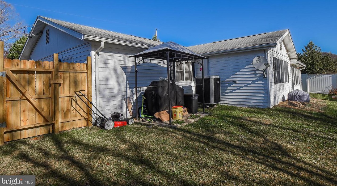 47 Nightingale St, Medley WV  26726-9458 exterior