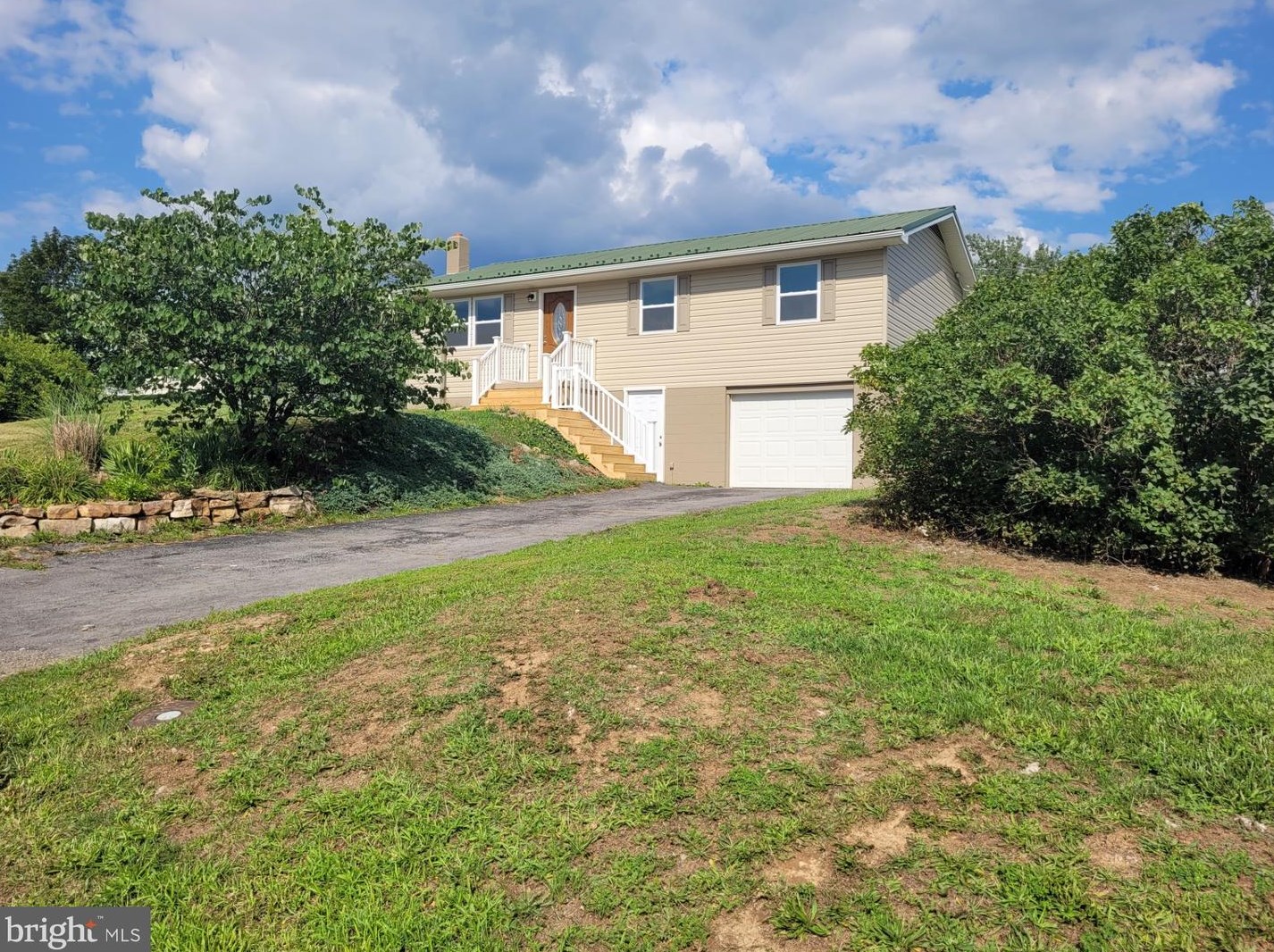 689 Fountainhead Dr, Medley, WV 26726