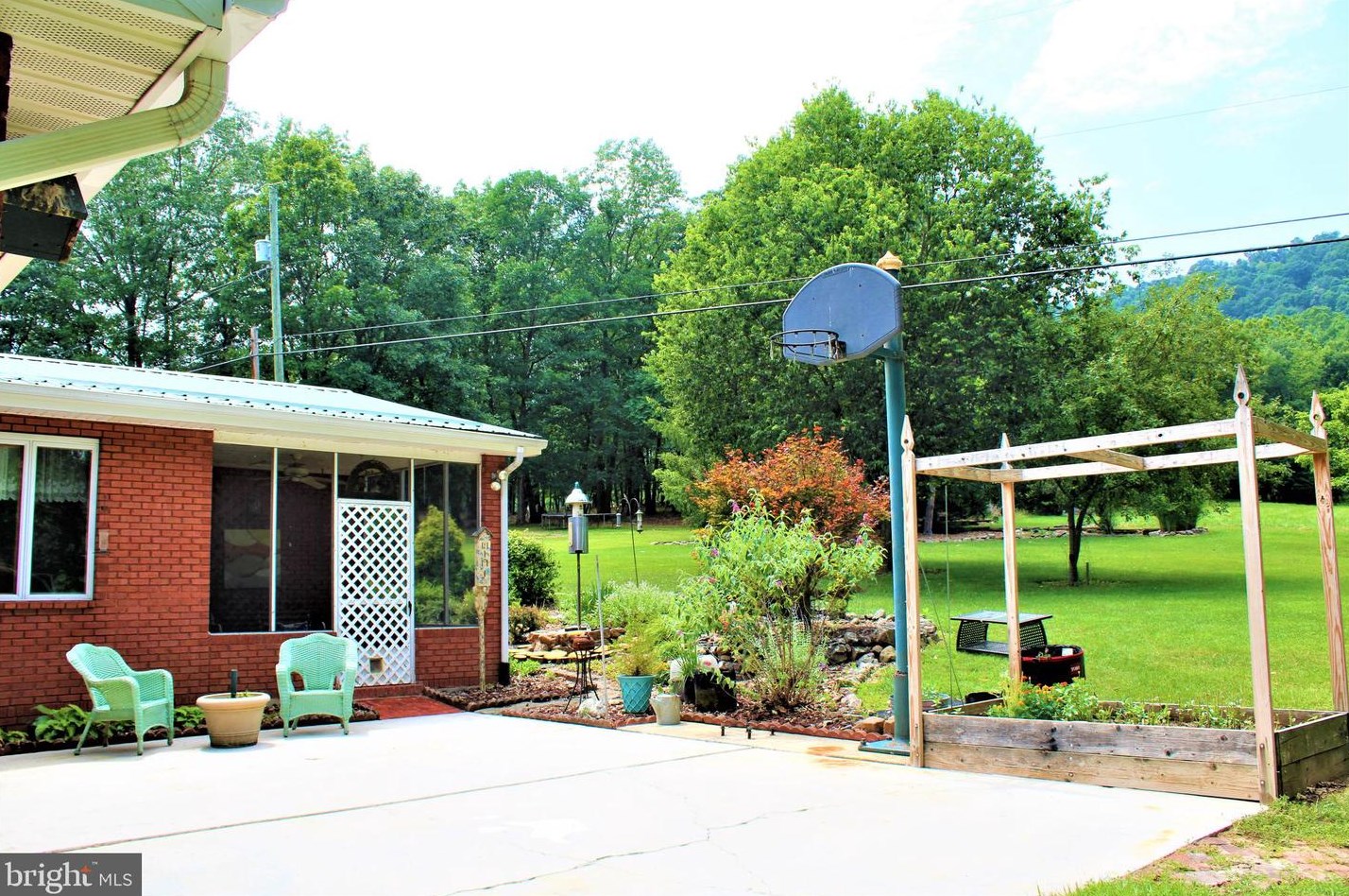 5374 Knobley Rd, Medley WV  26726 exterior