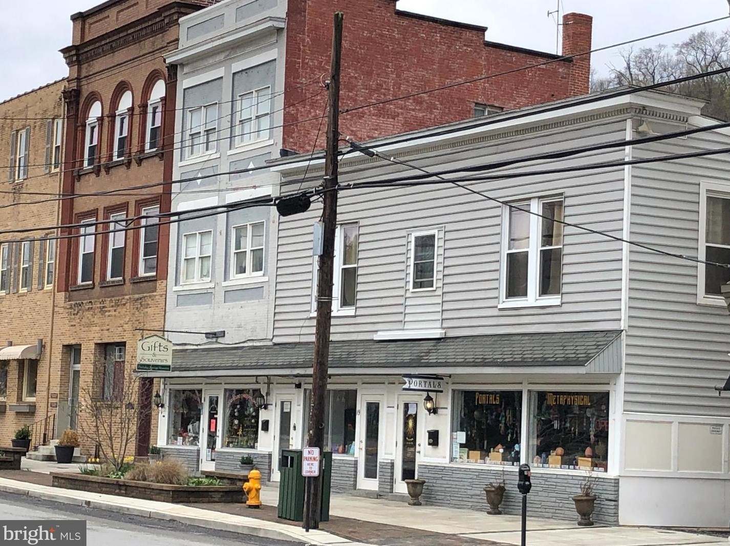 15 N Washington St Apt 2, Berkeley Springs, WV 25411