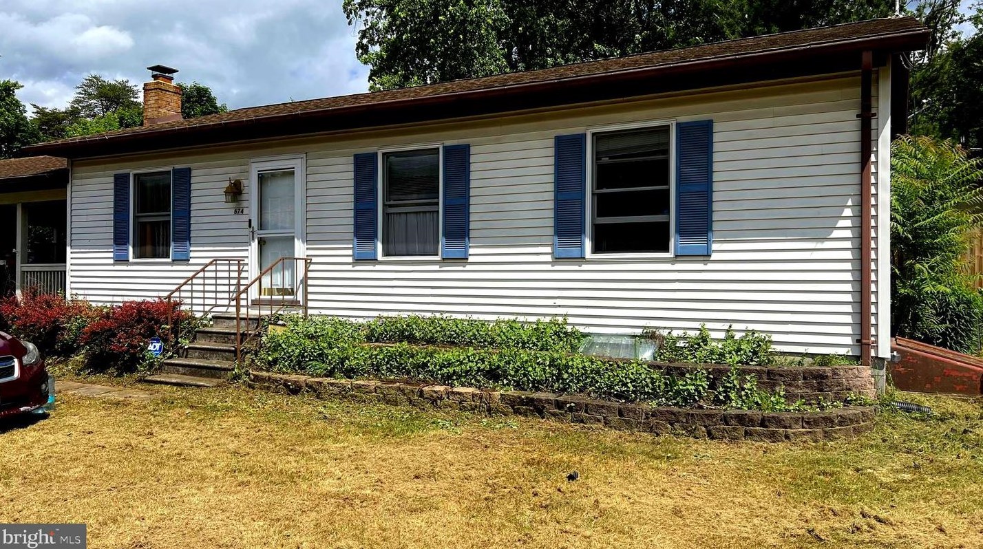 674 Harrison Ave, Berkeley Springs, WV 25411