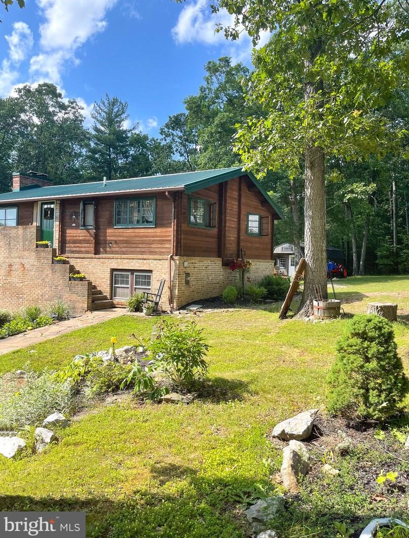 490 Clearfield Dr, Berkeley Springs, WV 25411