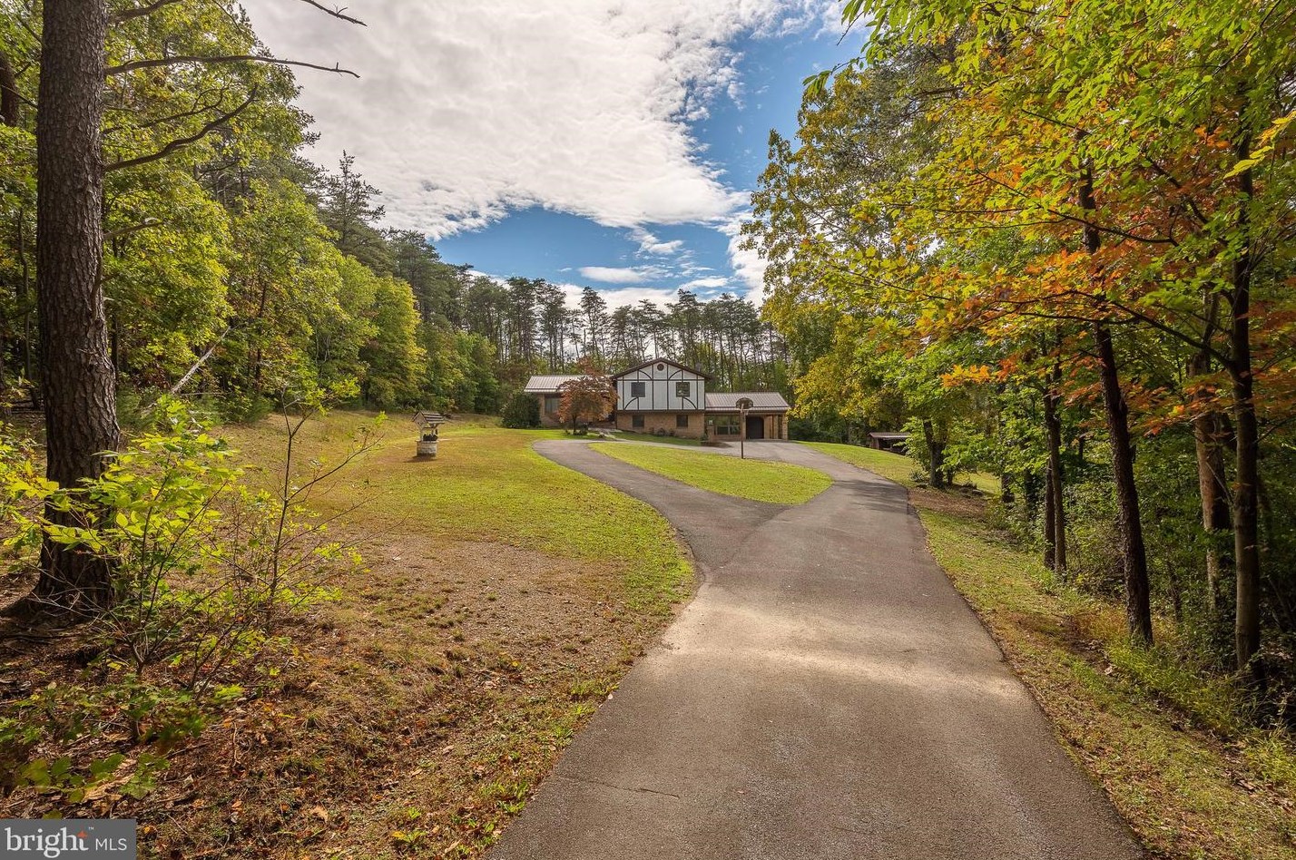86 Balsa Ln, Berkeley Springs, WV 25411