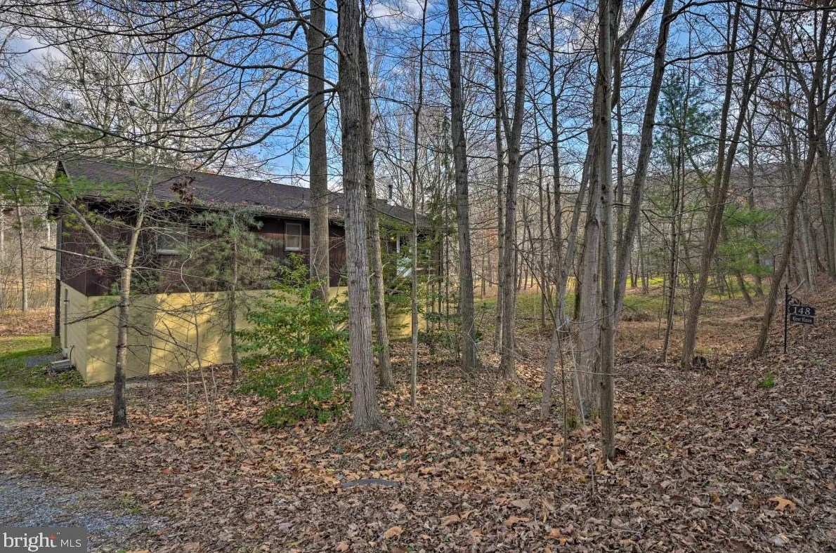 148 Amberwood Ln, Great Cacapon, WV 25422