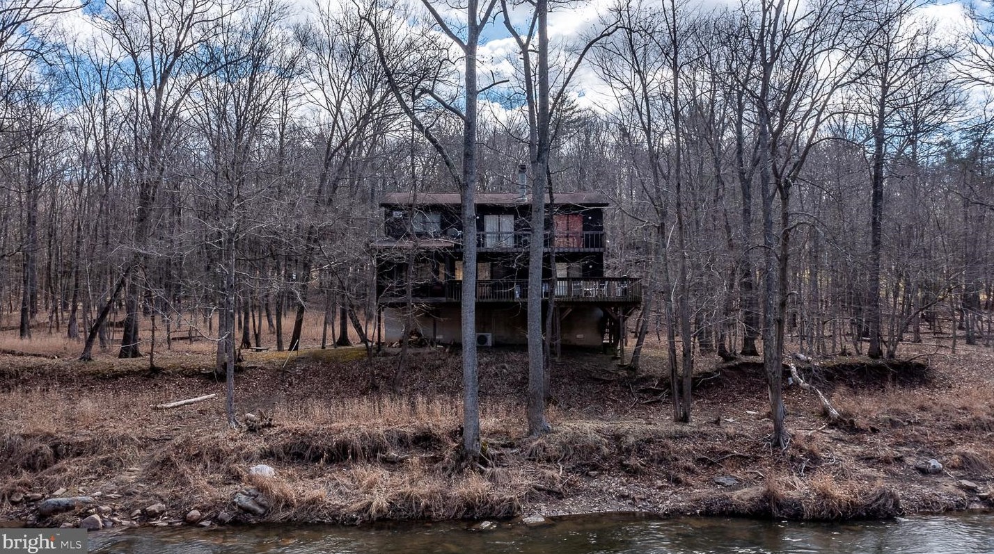 968 Amberwood Ln, Great Cacapon, WV 25422-3179
