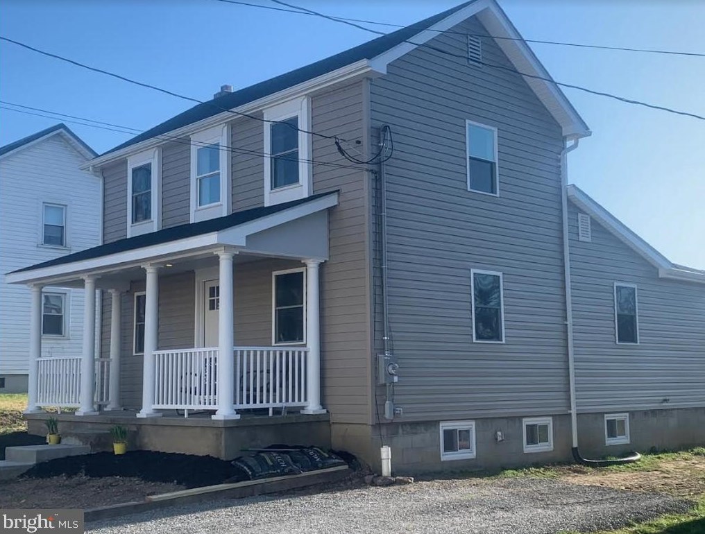 424 Winchester St, Paw Paw, WV 25434-3107