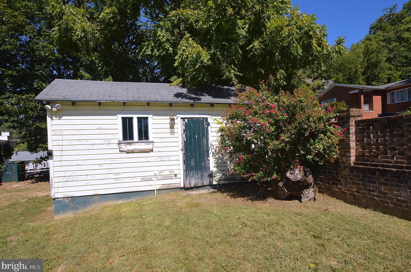 151 Fairfax St, Berkeley Springs WV  25411-3237 exterior
