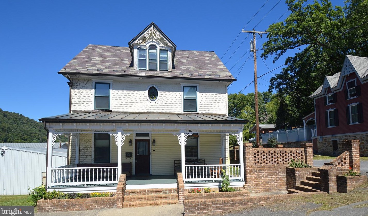 151 Fairfax St, Berkeley Springs WV  25411-3237 exterior