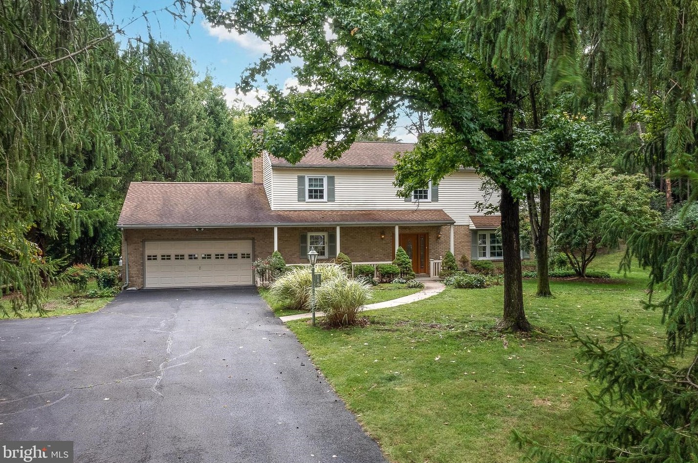 160 Cottage Pl Dr, Berkeley Springs, WV 25411