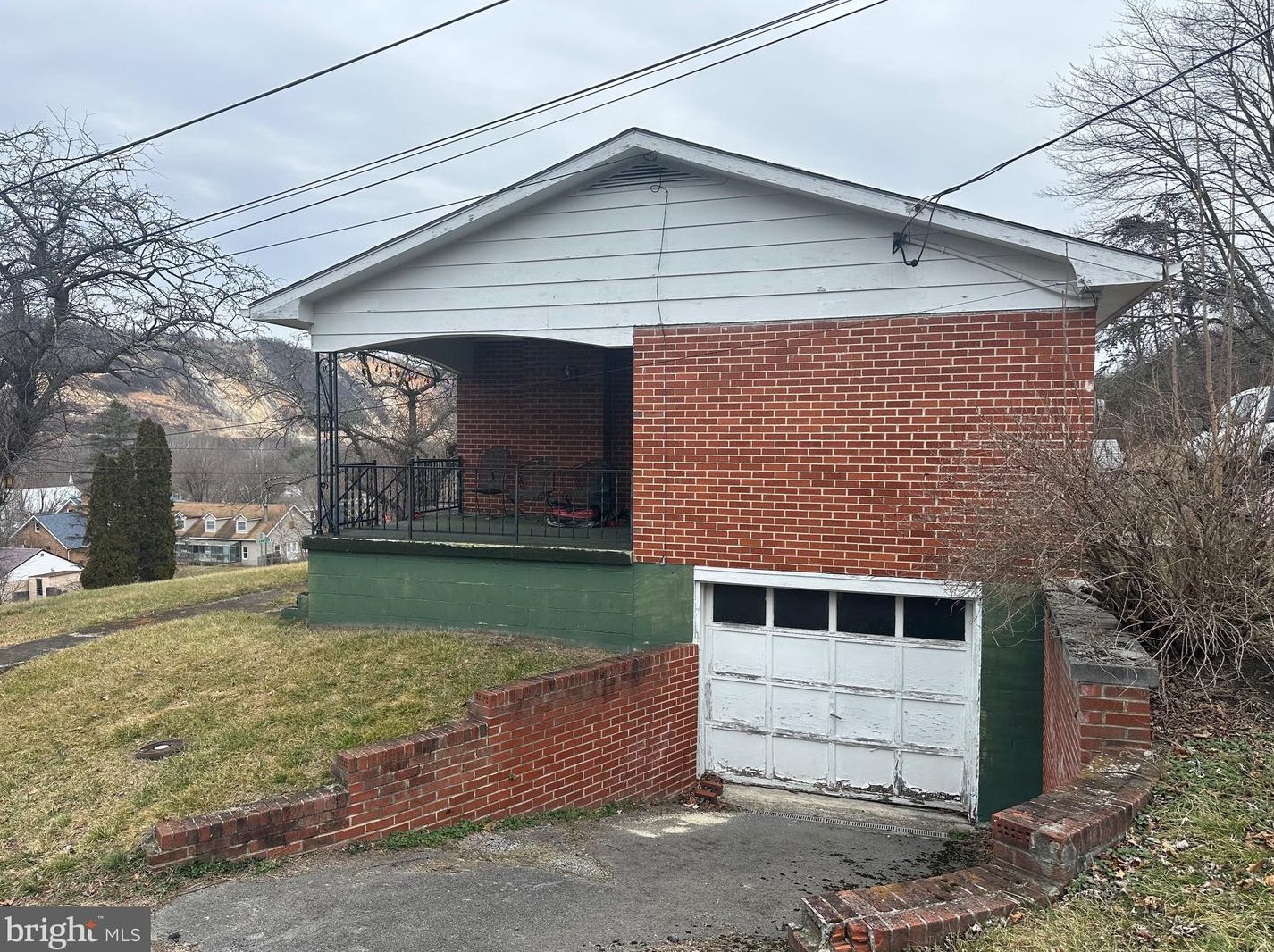 266 N Laurel Ave, Berkeley Springs, WV 25411