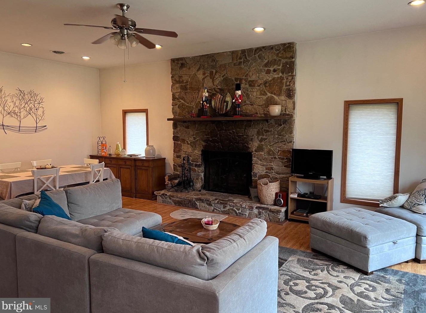 734 Log Cabin Ln, Berkeley Springs, WV 25411
