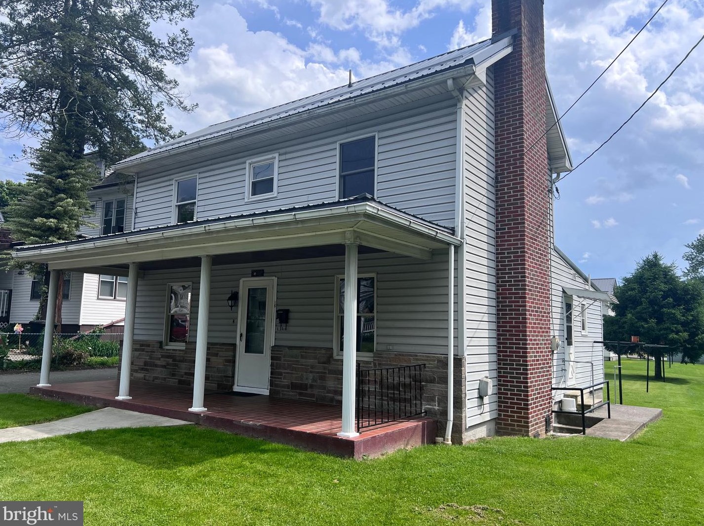 15 Broadway St, Berkeley Springs, WV 25411-1057