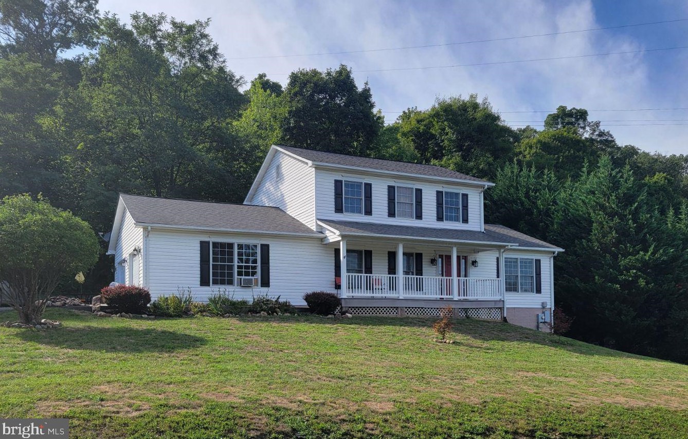 215 Southridge Dr, Berkeley Springs, WV 25411