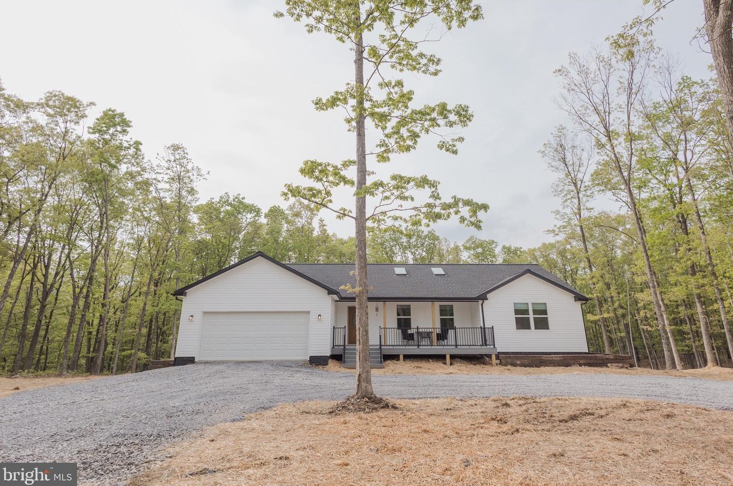 131 Emerald Ln, Berkeley Springs, WV 25411