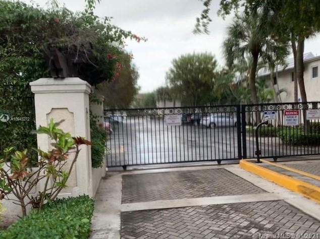 8615 68th Ct, Miami FL 33143-7802 exterior