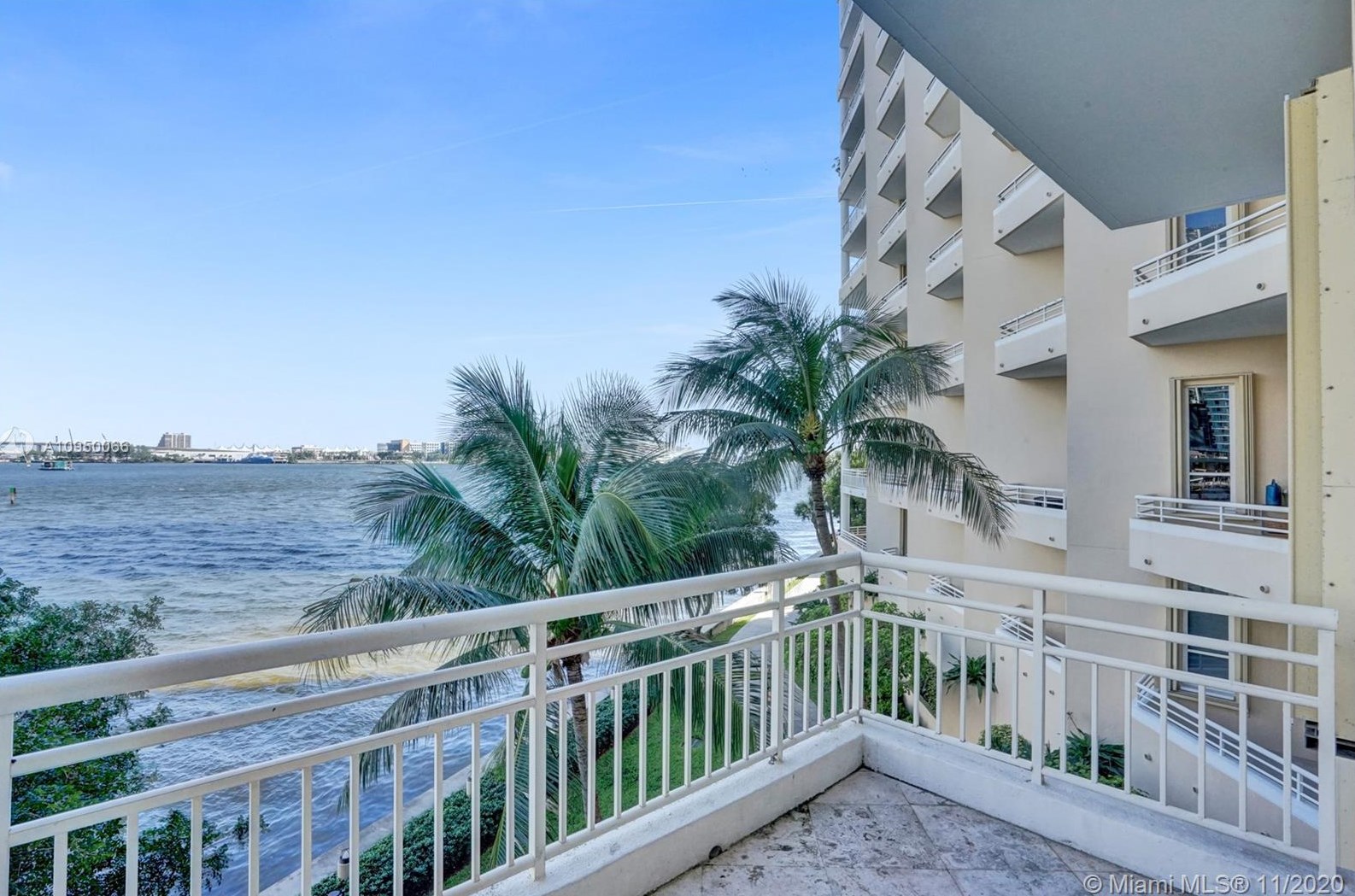 888 Brickell Key Dr, Miami FL  33131-2600 exterior