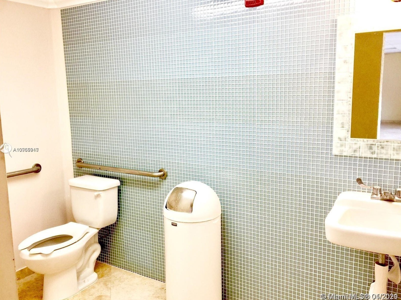 100 Edgewater Dr, Miami FL  33133-6950 exterior