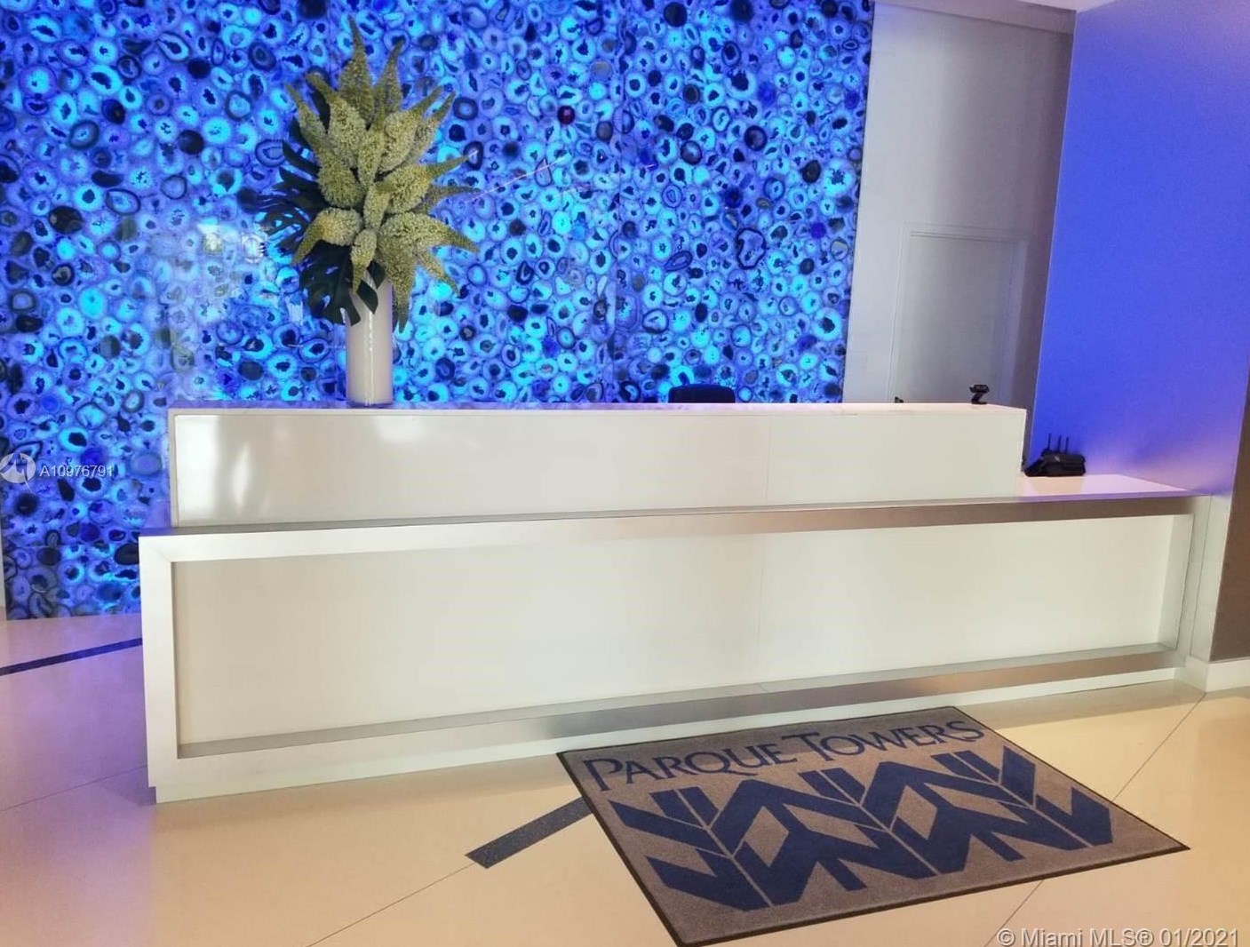 330 Sunny Isles Blvd, Miami FL 33160-4211 exterior