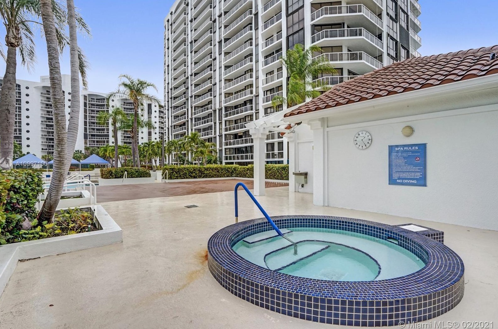 3640 Yacht Club Dr, Miami FL 33180-3505 exterior