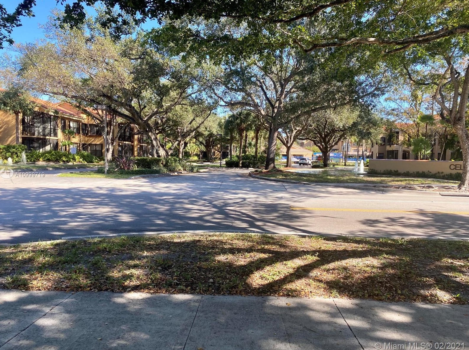 15555 N Miami Lakeway N #204, Hialeah, FL 33014